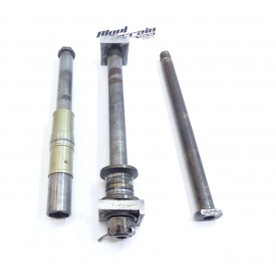 Lot axe de roue Suzuki RM 1999 / Wheel axle