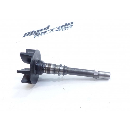 Axe de pompe à eau 250 rm 1998/ Water pump