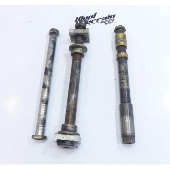 Lot axe de roue Suzuki RM 1999 / Wheel axle